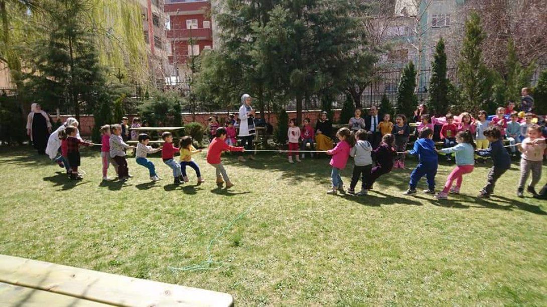 "Geleneksel Çocuk Oyunlarıyla Gümüş Çocuklar Yarışıyor" Projesi Etkinliklerinde Eğlenceli Anlar Yaşandı